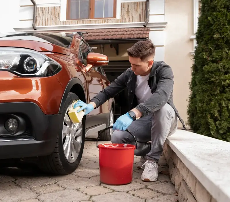 Lavage auto à domicile Chaponnay : professionnel intervenant sur un véhicule